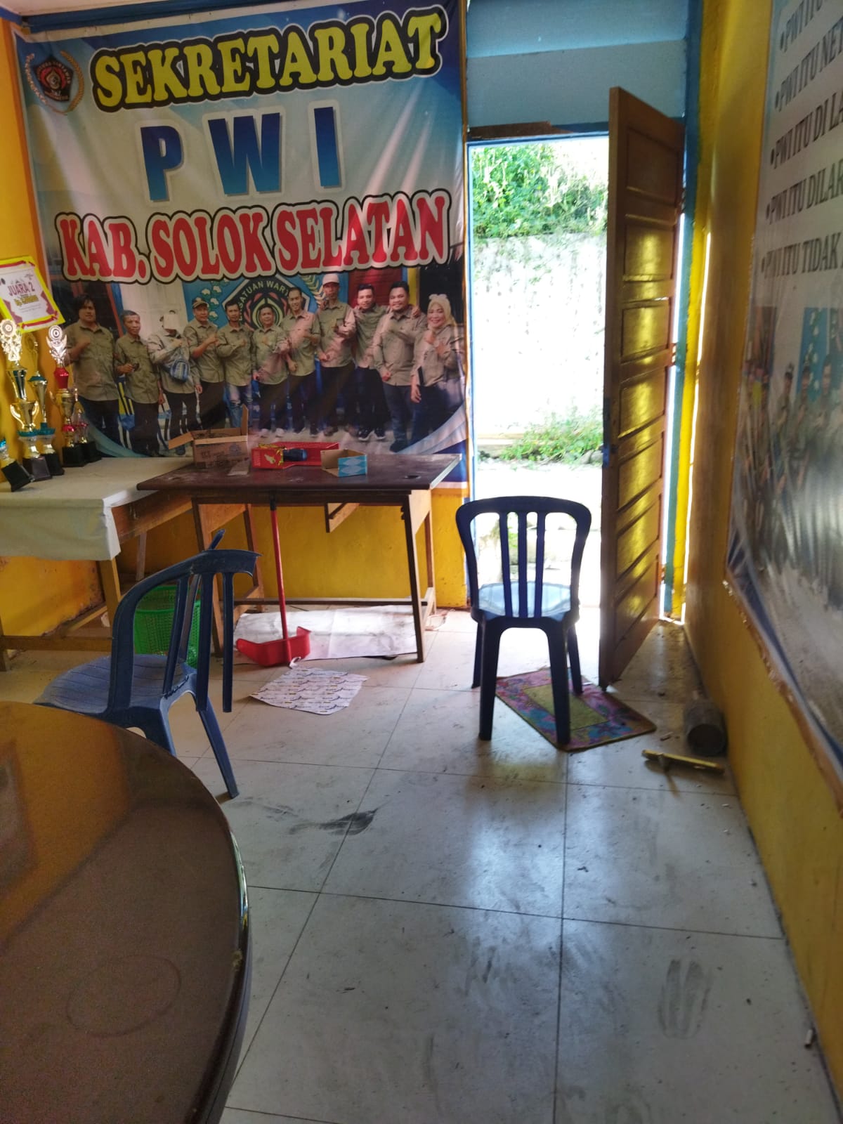 Kantor PWI Solok Selatan Dirusak Orang Tak Dikenal, Kaca Pecah dan Pintu Dicongkel—Polisi Olah TKP
