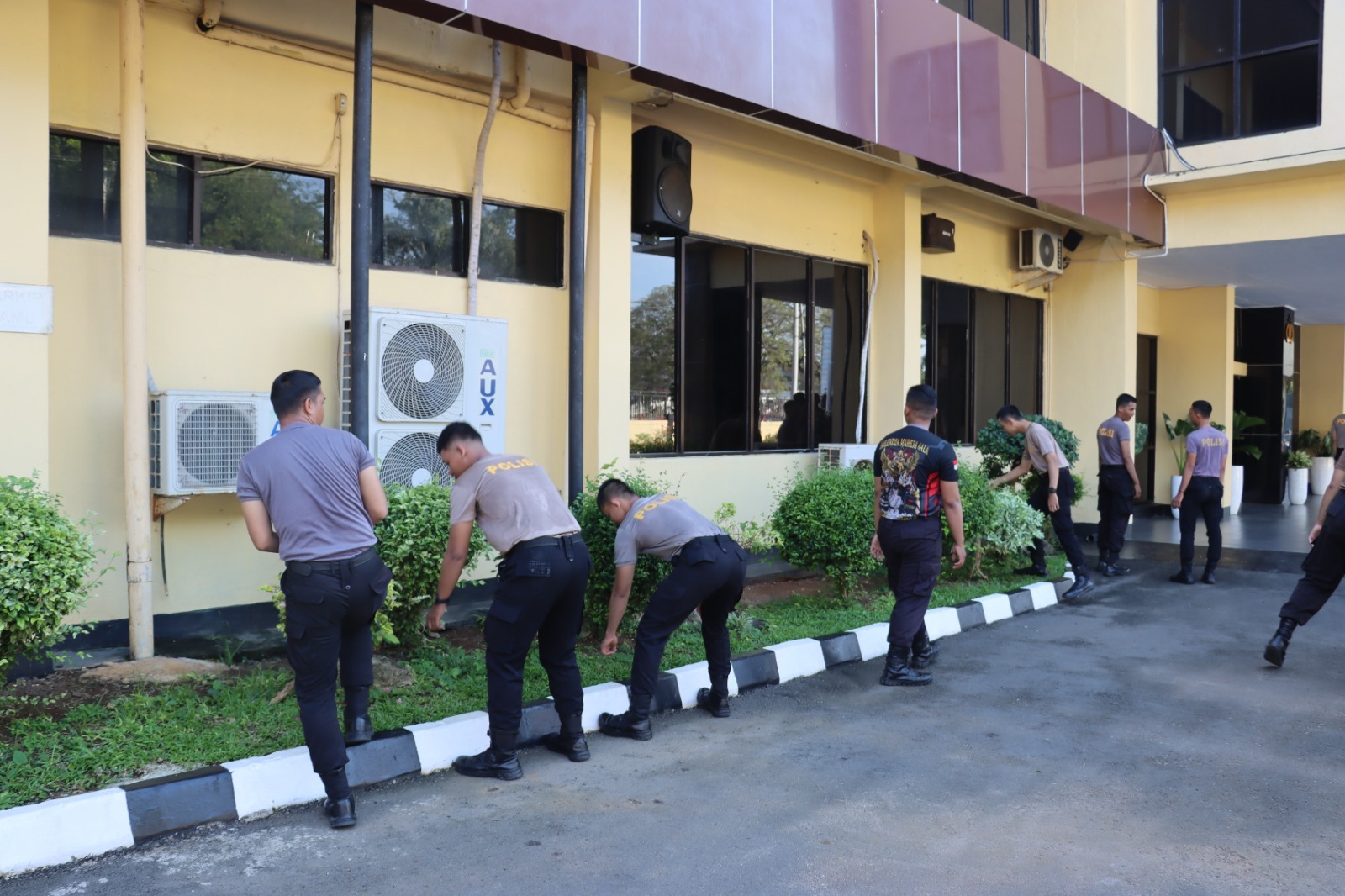 Kerja Bakti Rutin Wujudkan Lingkungan ASRI, Personel Polresta Bengkulu Bersihkan Halaman hingga Ruang Pelayanan