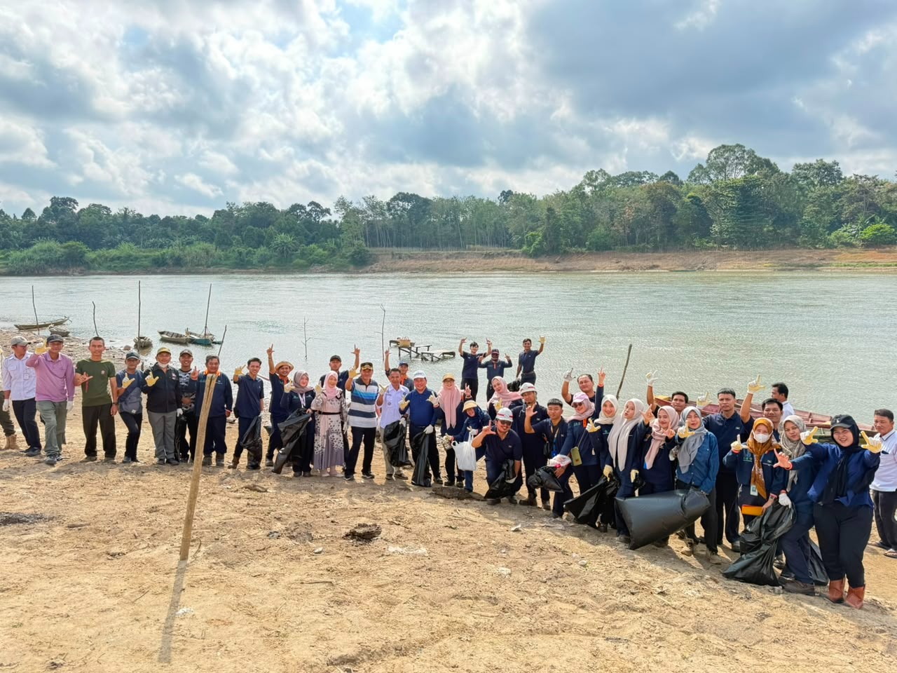 PT Tanjungenim Lestari Pulp and Paper Ajak Warga dan Pemerintah Desa Bersihkan Bantaran Sungai Lematang di Muara Enim