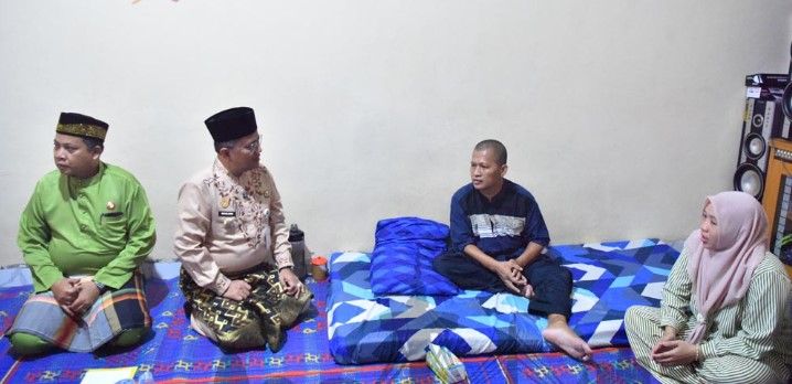 Wali Kota Jambi Maulana Kunjungi Warga Paal Merah Penderita Stroke, Aktifkan Kembali BPJS yang Sempat Nonaktif