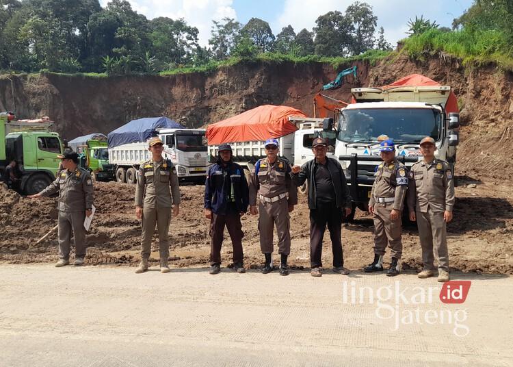 Satpol PP Kendal Turunkan 31 Personel ke Tambang Galian C Sepetek, Warga Keluhkan Jalan Licin Berlumpur