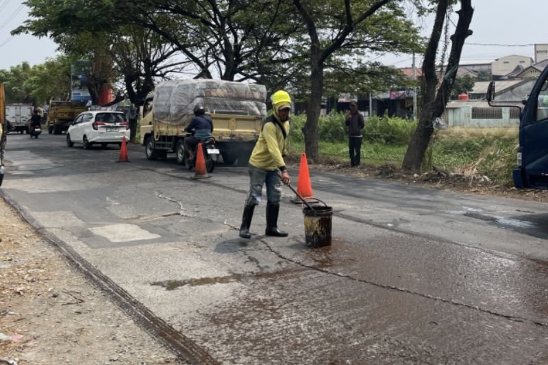 Pemkot Tangerang Perbaiki Jalan Raya Cadas Periuk, Tambal Hotmix Sejumlah Lubang Akses Utama ke Kabupaten