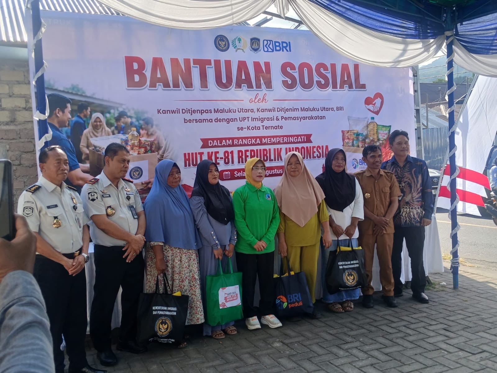 Kanwil Ditjenpas Maluku Utara Salurkan Paket Sembako ke Warga Kelurahan Fitu Ternate, Program Berkelanjutan untuk Warga Kurang Mampu