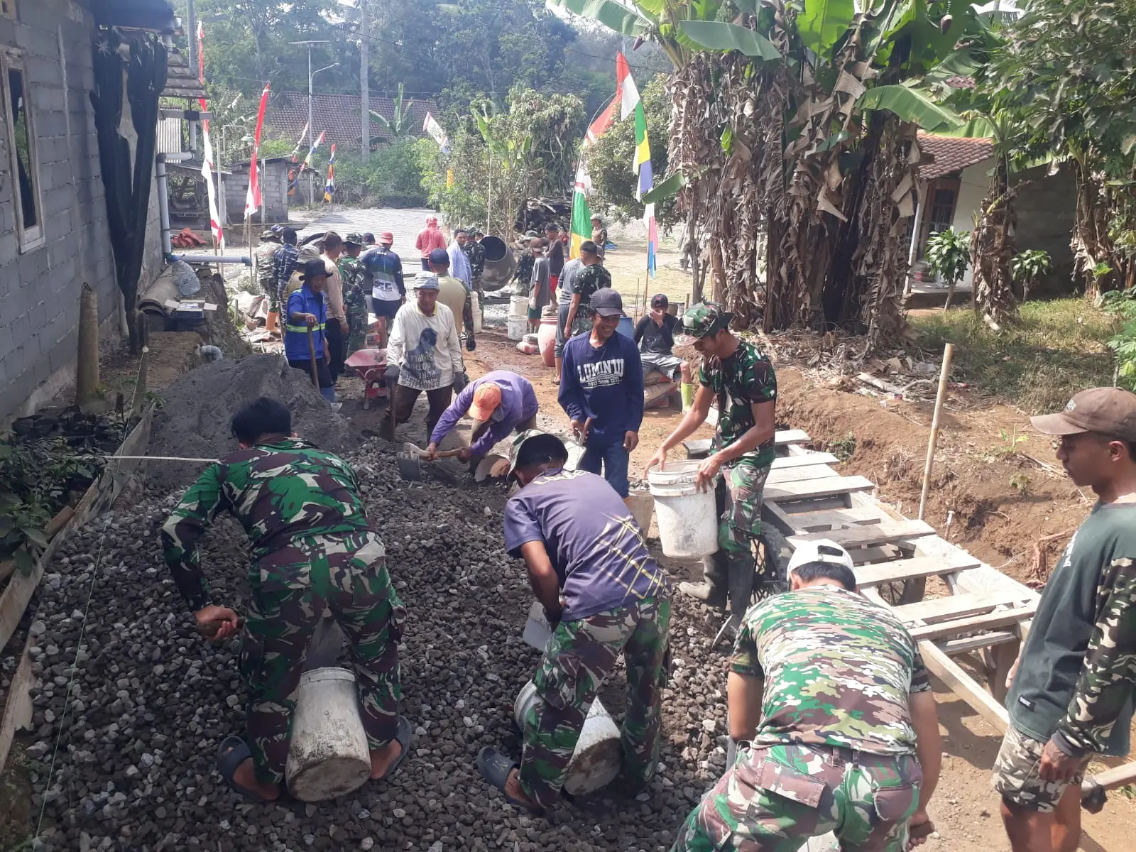 Satgas TNI dan Warga Desa Cukil Berpacu Selesaikan Pengecoran Jalan Sebelum Salat Jumat