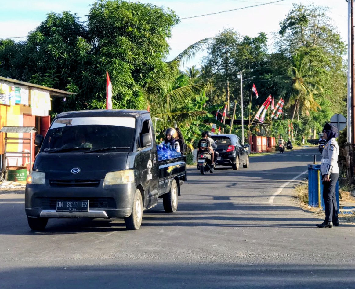 Dishub Bone Pasang Rambu Sementara di Perempatan Jalan Yos Sudarso–Andi Celleng, Usulkan APIL untuk Tekan Angka Laka