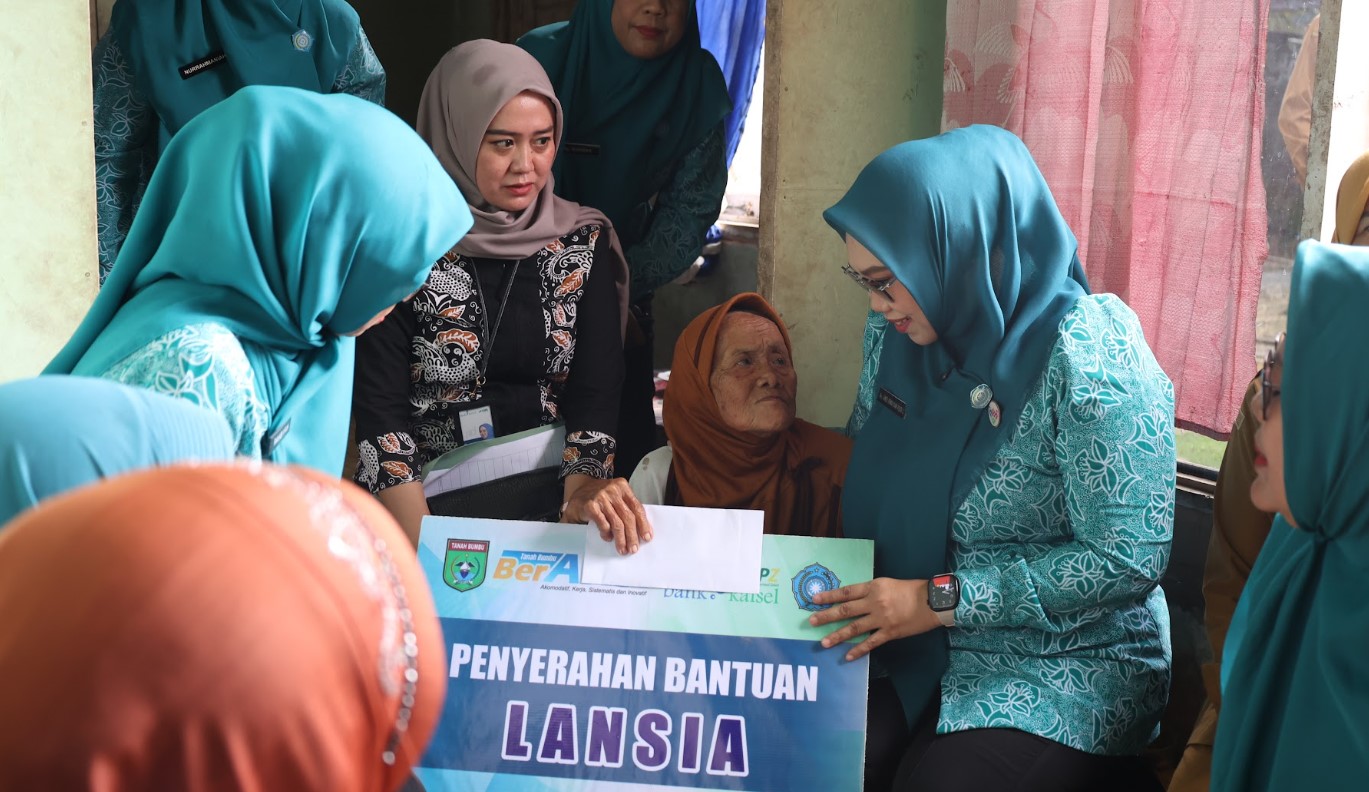TP PKK Tanah Bumbu Gandeng Bank Kalsel Salurkan Bantuan ke Marbot, Lansia, Disabilitas, hingga Hafidz di Karang Bintang
