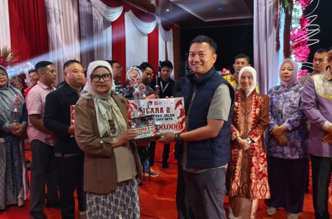 Polres Pagaralam Amankan Malam Hiburan Rakyat HUT ke-81 RI, Kapolres AKBP Adam Purbantoro Serahkan Penghargaan ke Pemenang Lomba