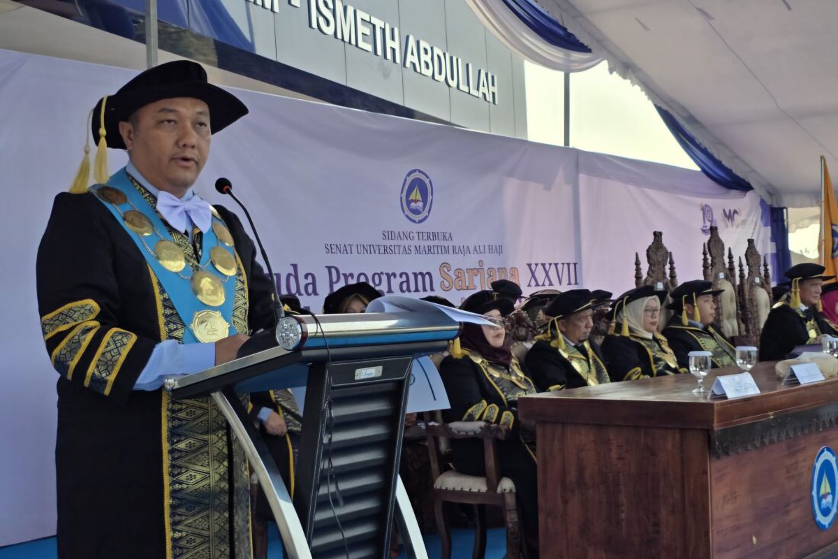 Rektor UMRAH Ajak 876 Wisudawan Kepri Rebut Peluang Ekonomi Biru, dari Karbon Mangrove hingga Hilirisasi Rumput Laut