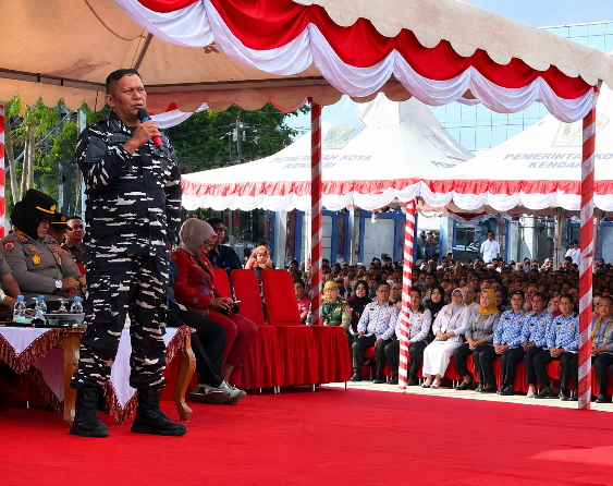 Danlanal Kendari M. Sati Lubis Ingatkan Warga Pesisir: Jangan Buang Sampah ke Laut, Mulai Pilah dari Rumah