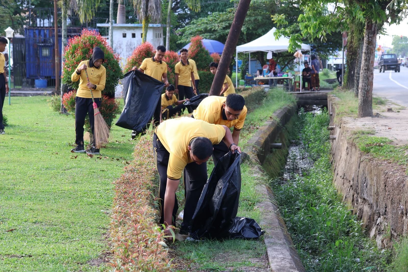 Peringati Hari Bhayangkara ke-80, Polda Kaltara Bersihkan Pasar Induk Tanjung Selor dari Tumpukan Sampah