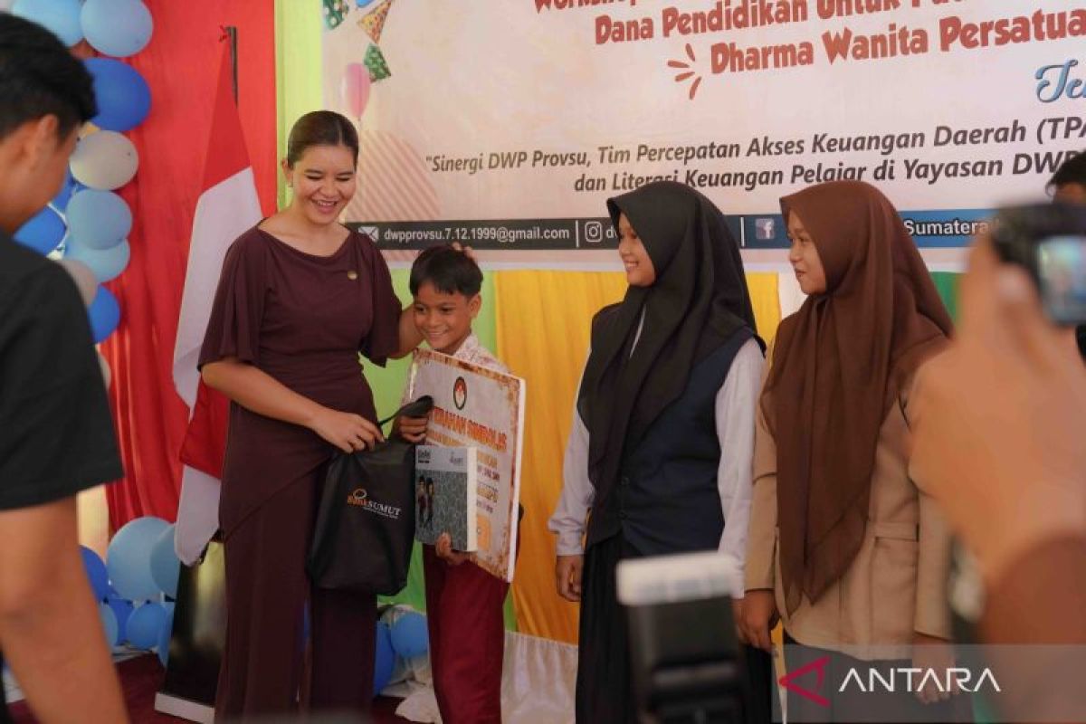 Penasihat DWP Sumut Kahiyang Ayu Serahkan Santunan Pendidikan ke 118 Siswa Binaan di Medan
