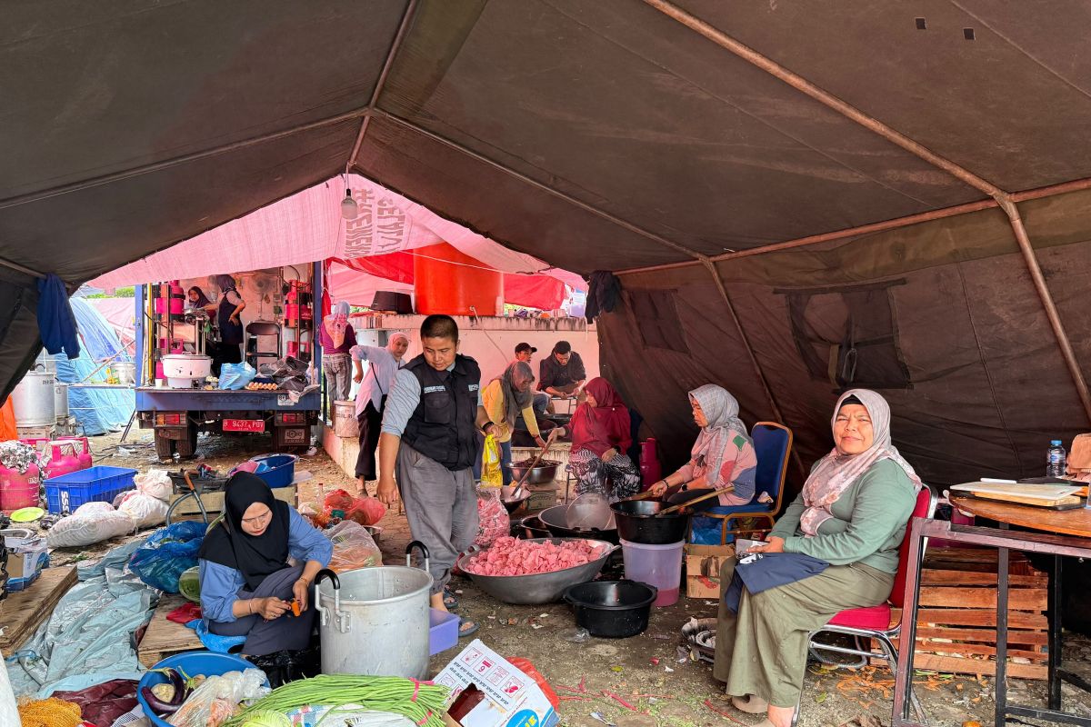 Dapur Umum Kemensos Layani Warga Terdampak Banjir Bandang Arosuka, Lima Titik Beroperasi Sejak Sepekan