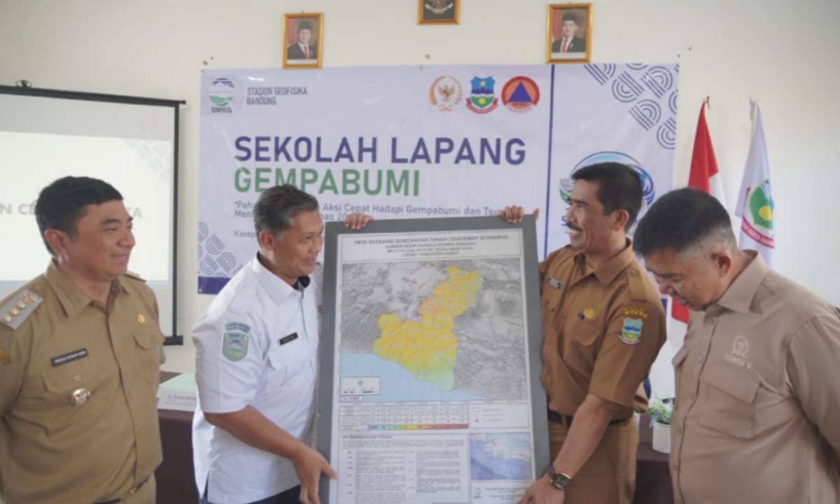 Warga Garut Ikuti Sekolah Lapang Gempa Bumi, Diajari Teknik Berlindung hingga Gunakan Aplikasi InfoBMKG