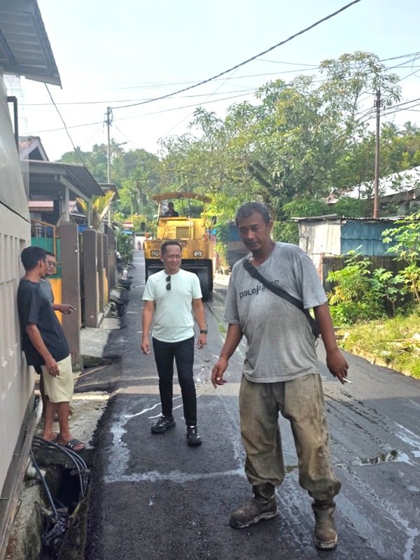 Wakil Ketua DPRD Tarakan Herman Hamid Kawal Aspal Jalan Gang Pelayaran Sebengkok, Warga RT 13 dan RT 14 Bersyukur