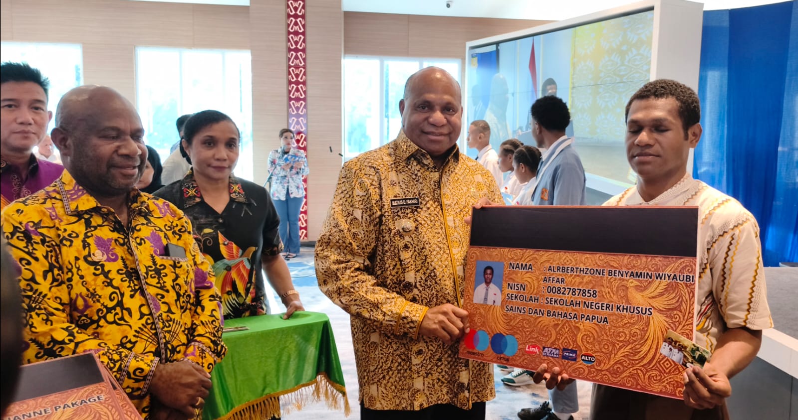 Gubernur Papua Luncurkan Kartu Pace Mace, Program Beasiswa Berkelanjutan untuk Cetak SDM Unggul dari Pelajar hingga Pemimpin Daerah