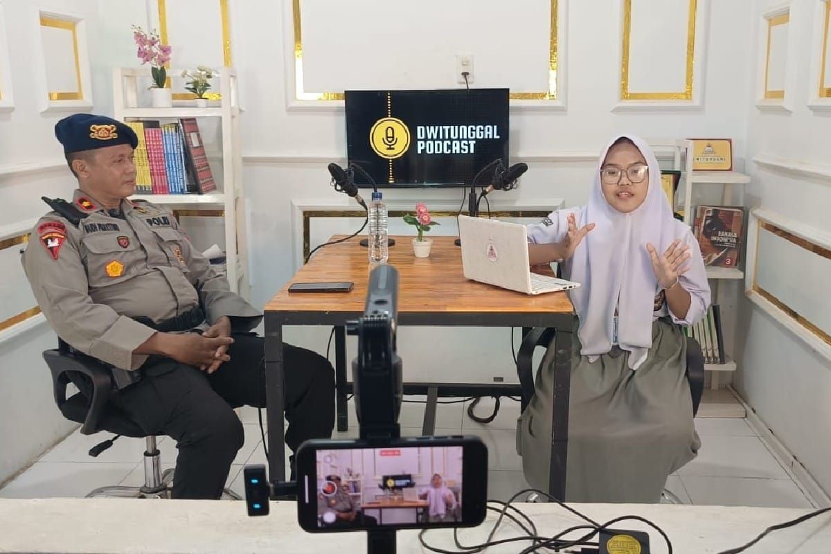 Brimob Polda Sumut Masuk Sekolah di Deli Serdang, Tanamkan Disiplin dan Literasi Digital ke Pelajar