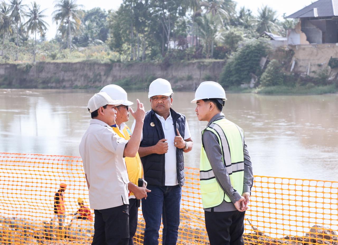 Wagub Aceh Fadhlullah Dampingi Wapres Gibran Tinjau Jembatan Putus dan Tebing Sungai Rusak di Bireuen