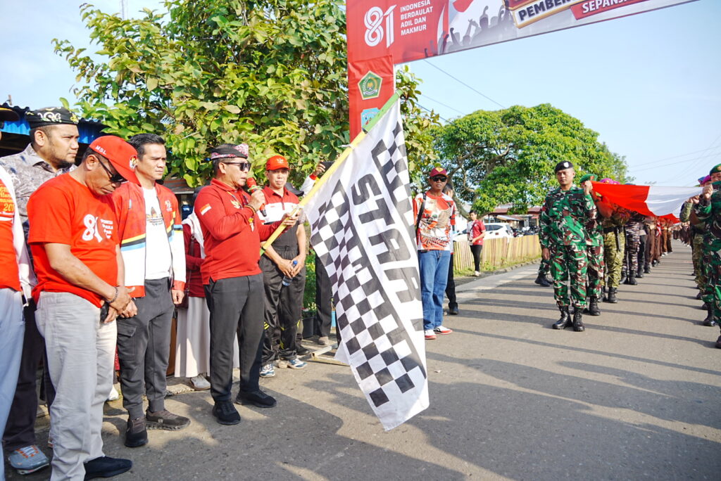 Gubernur Kaltara Zainal Paliwang Buka Kirab Kebangsaan di Sebatik, 81 Meter Bendera Merah Putih Dibentangkan di Perbatasan