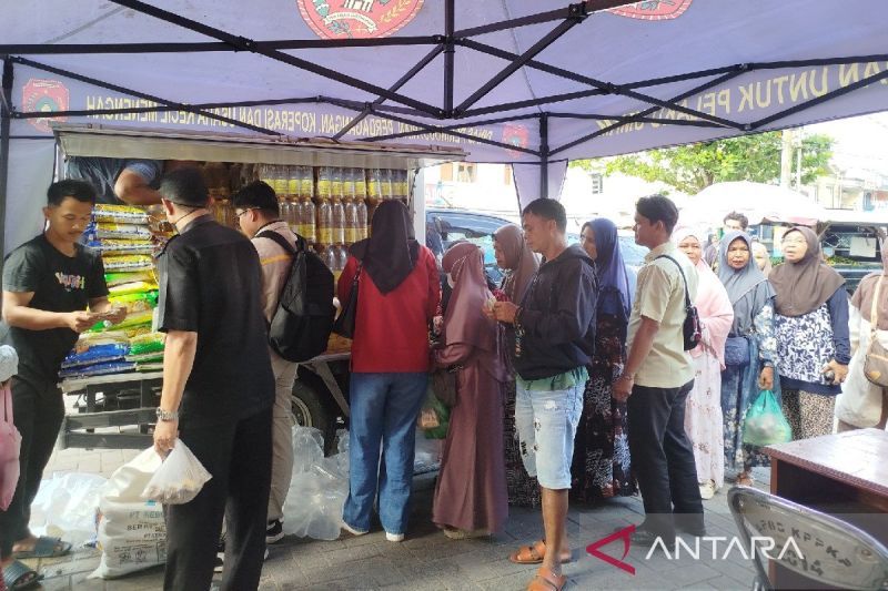 Bulog Kobar Sediakan 100 Kg Beras Premium dan 1.800 Botol Minyakita di Pasar Inflasi, Harga di Bawah HET