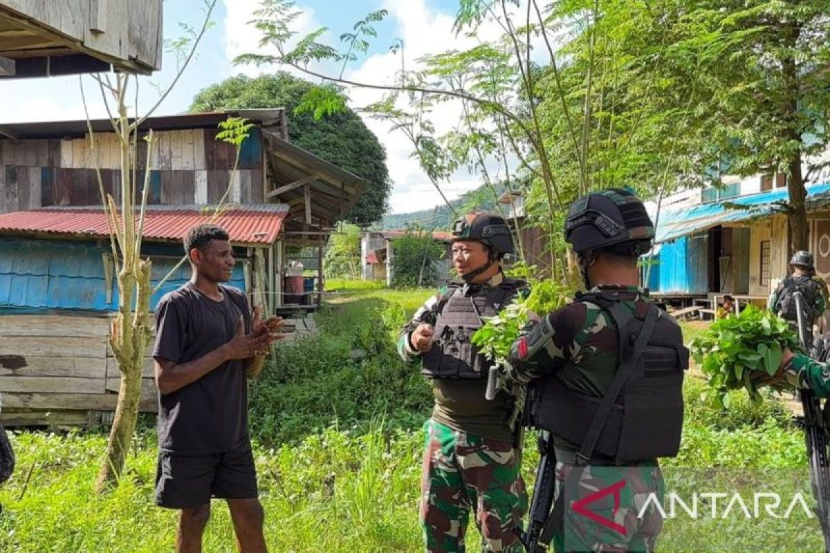 Satgas Yonif 511 Anjangsana ke Rumah Warga Dabra, Borong Kangkung dan Cabai untuk Jaga Dapur Tetap Mengepul