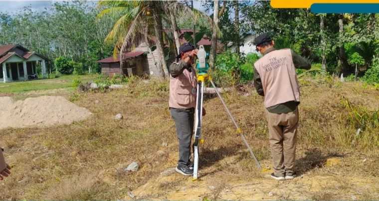 Tim BHR Kemenag Sanggau Ukur Arah Kiblat Musholla Rahmatullah di Desa Tunggal Bakti, Kembayan
