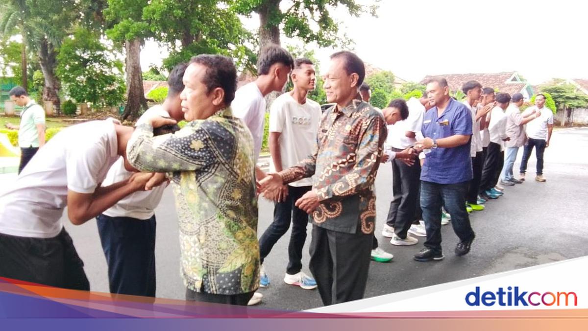 20 Pemain Sepak Bola U-15 OKU Resmi Dilepas untuk Berlaga di Piala Gubernur Sumsel 2026, Target Semifinal