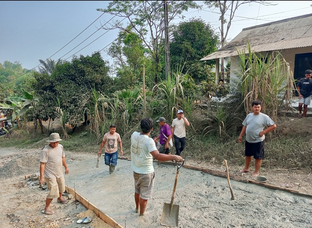 Jalan Poros Gunungkencana-Cirinten Rusak Parah, Sopir Truk dan Warga Lebak Patungan Rp 35 Juta untuk Perbaikan Swadaya