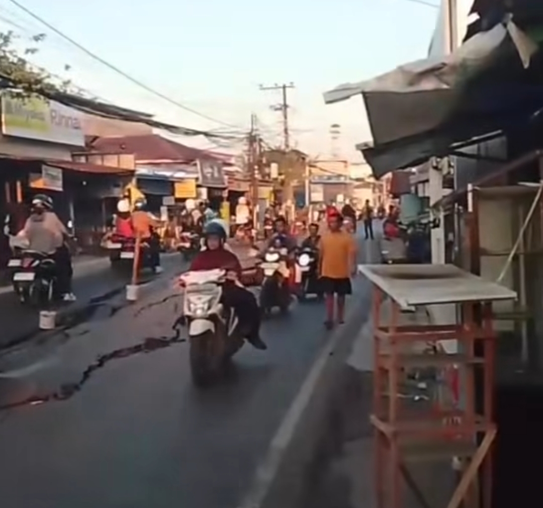 Jalan Sungai Gardu Banjarmasin Ambles 5 Meter, Akses Terganggu dan Warga Diminta Waspada