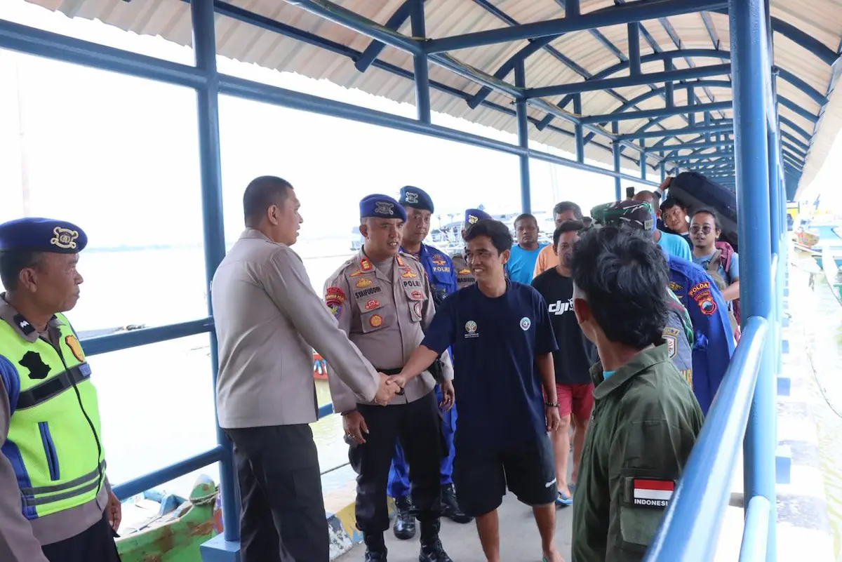 11 ABK KM Sumber Bintang Kejora 02 Selamat Setelah Kapal Tenggelam di Perairan Cirebon, Dievakuasi ke Karimunjawa