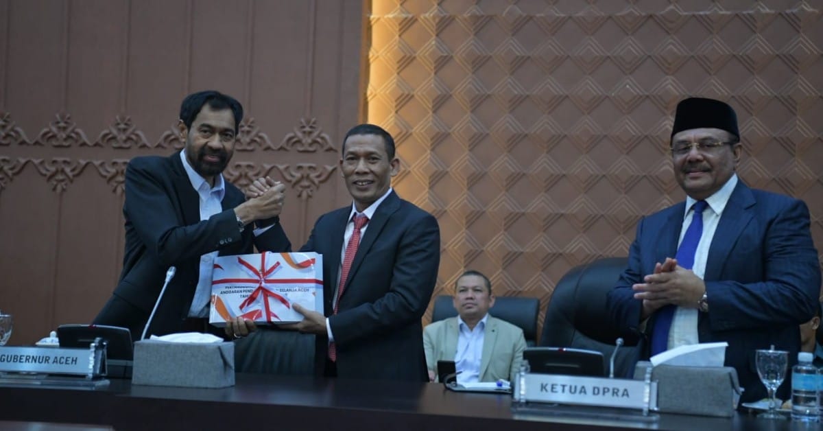 Gubernur Aceh Mualem Serahkan Raqan Pertanggungjawaban APBA 2025 ke DPRA, Realisasi Pendapatan Tembus Rp10,70 Triliun