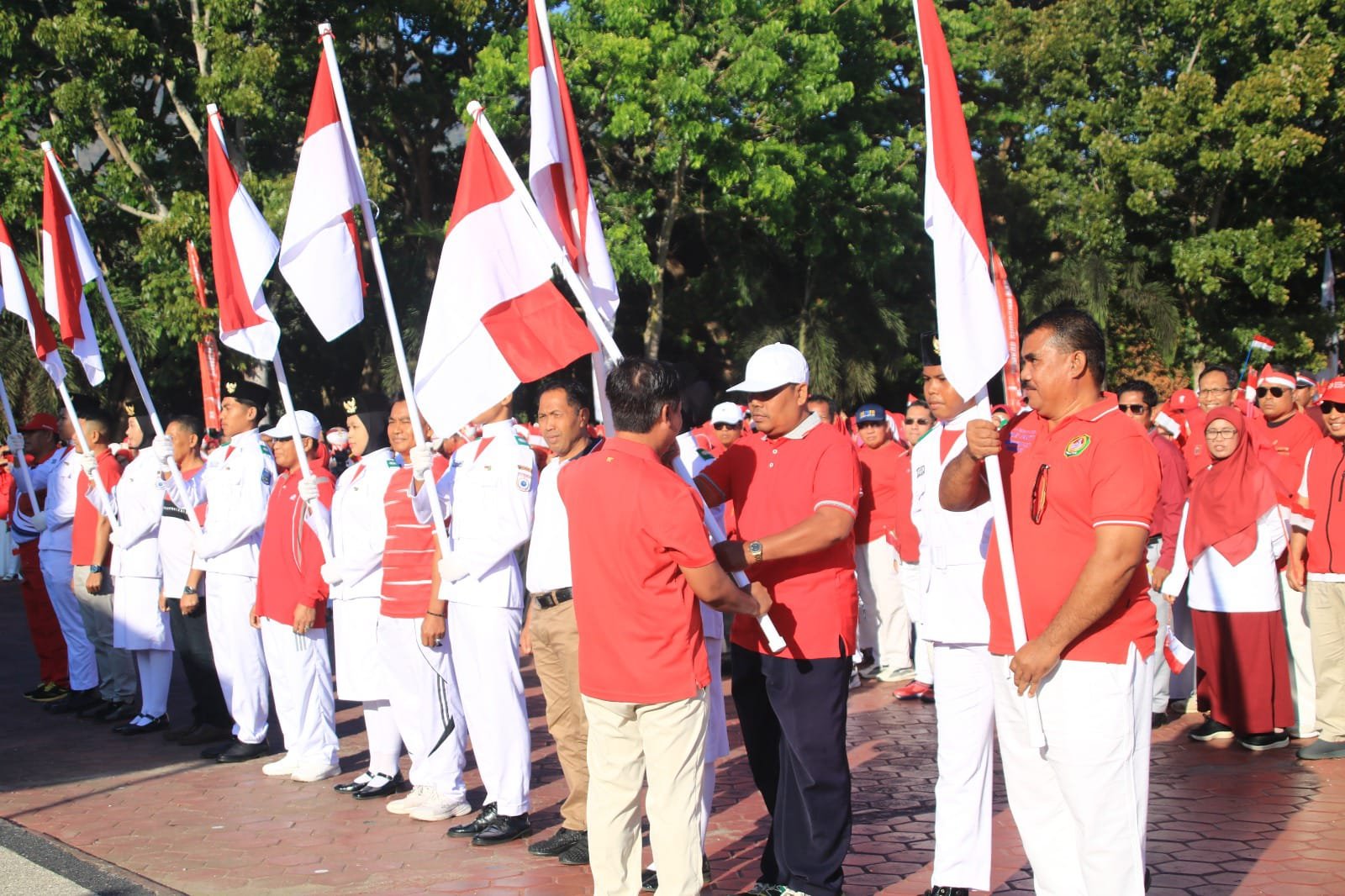 Bupati Sumbawa Barat Bagikan 500 Bendera Merah Putih ke Seluruh Camat, Warga Diminta Kibarkan Selama Agustus
