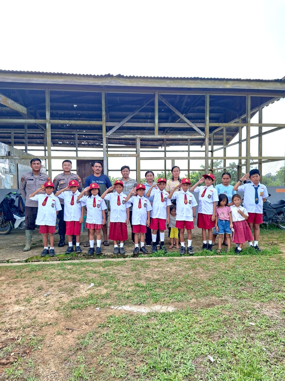 Polres Landak Bagikan Seragam Sekolah ke 13 Pelajar SD di Pedalaman Jelimpo, Bekas Gedung Perusahaan Karet Jadi Ruang Belajar