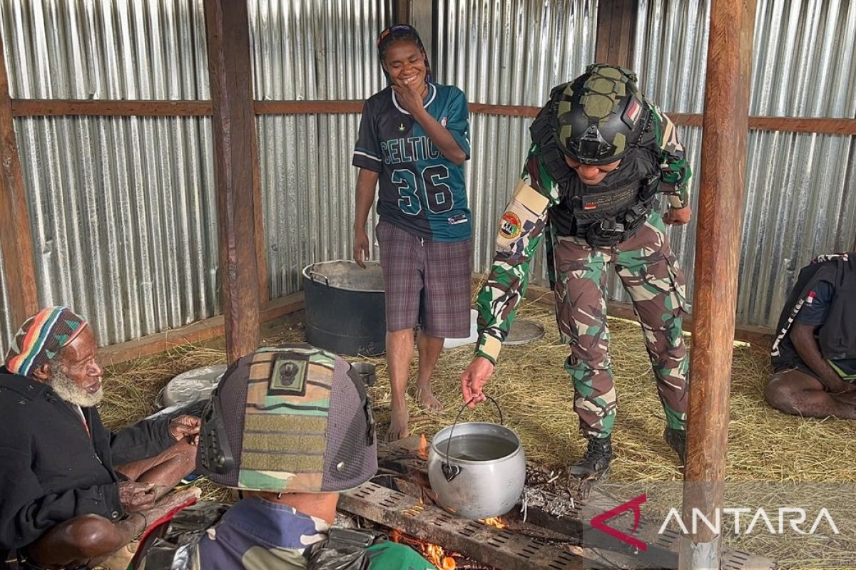 Satgas Yonif 511 Anjangsana ke Tokoh Adat Popome di Lanny Jaya, Perkuat Sinergi Jaga Keamanan Kampung