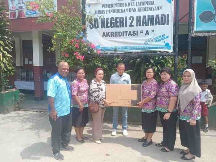 Pansus Otsus DPR Kota Jayapura Kunjungi SD di Hamadi, Serahkan Bantuan Komputer untuk Ujian Daring