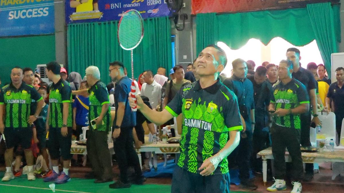 Wali Kota Palembang Ratu Dewa Tunjukkan Kemampuan Bulu Tangkis di Kapolda Sumsel Cup VI yang Diikuti 1.078 Peserta