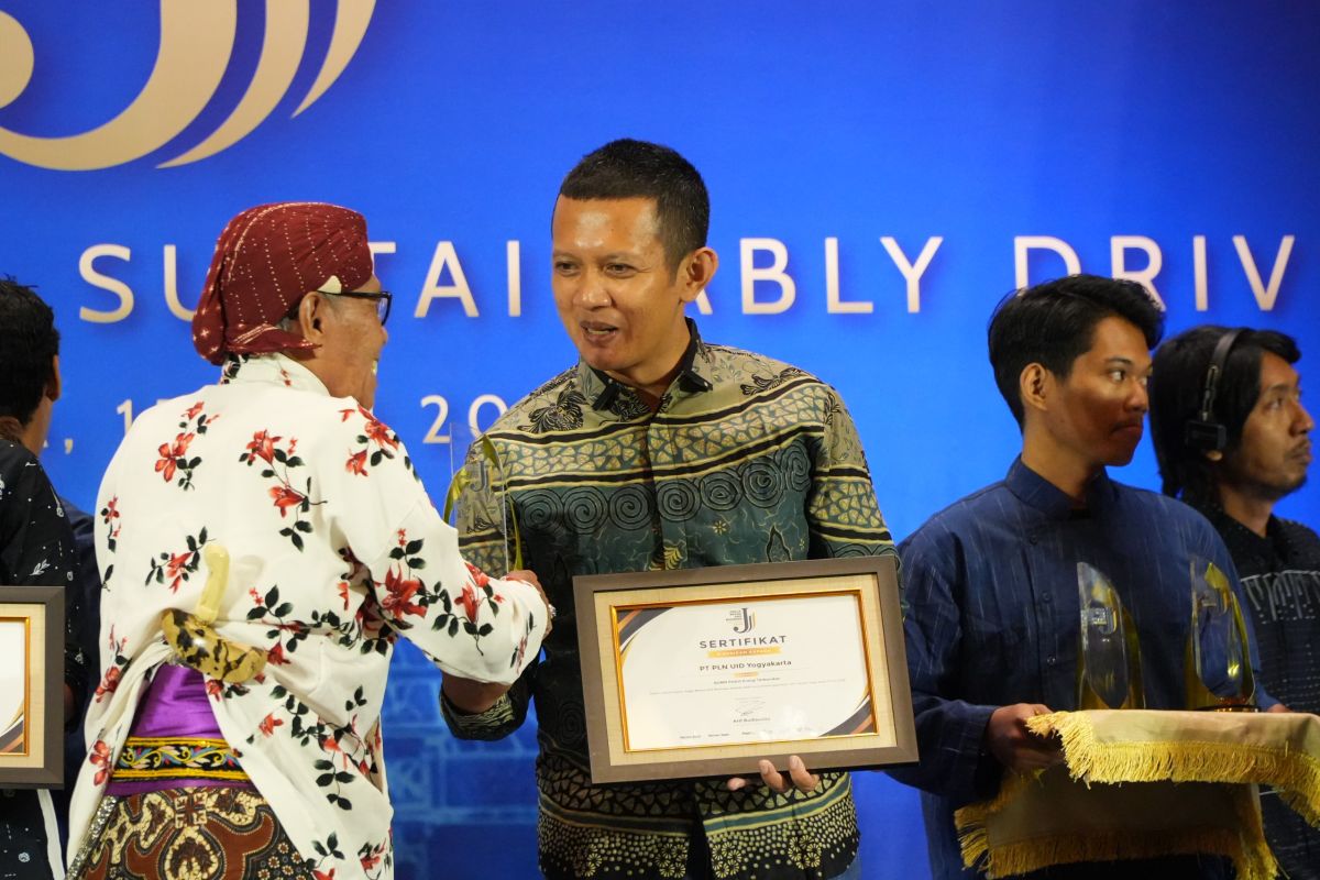 PLN UID Yogyakarta Raih Penghargaan BUMN Peduli Energi Terbarukan, Dorong Transisi ke Listrik Bersih