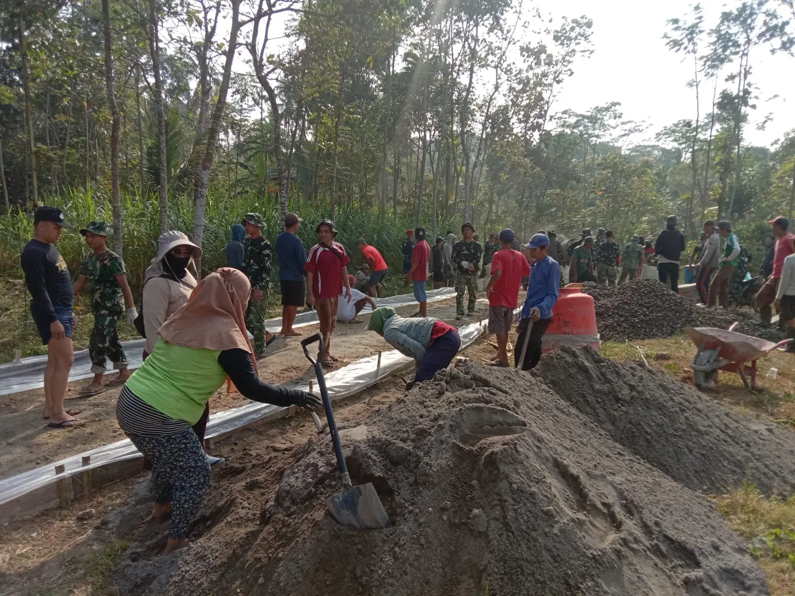 Warga Dusun Kaliwarak Desa Cukil Gotong Royong Bangun Jalan Beton Bersama Satgas TMMD ke-129 Kodim 0714/Salatiga