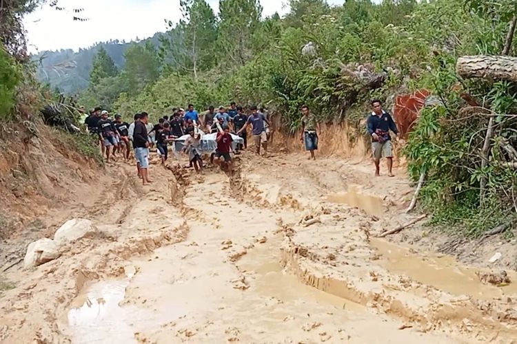 Jalan Rusak di Mamasa Paksa Warga Tandu Jenazah Puluhan Kilometer
