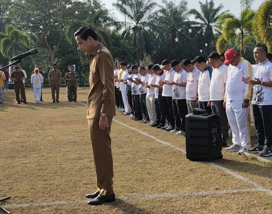 HUT ke-81 RI di Kabupaten Kaur Diwarnai Turnamen Mini Soccer Antar OPD, Bupati Gusril Pausi Cetak Gol Perdana