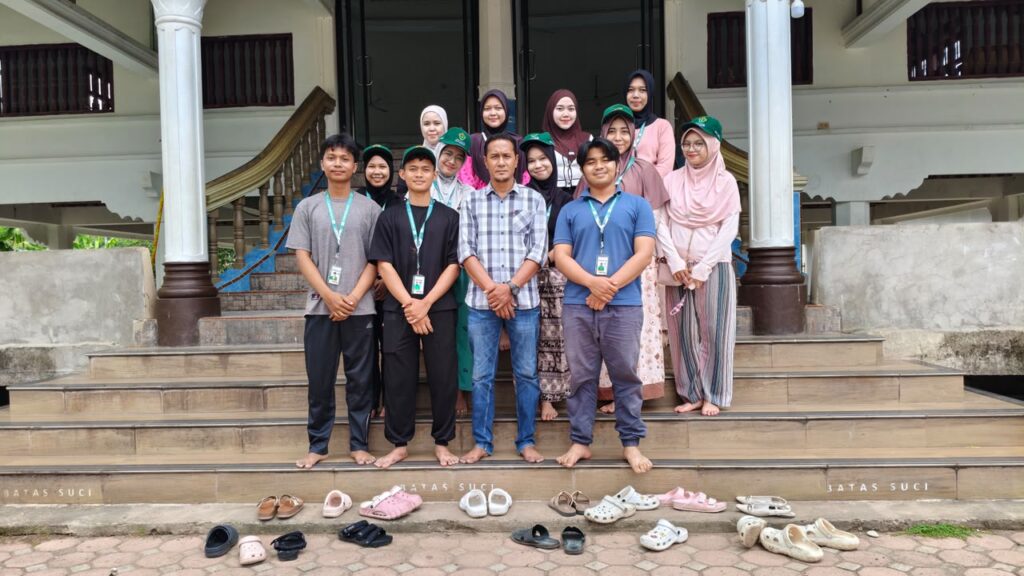 Mahasiswa KKN Unimal dan Warga Gotong Royong Bersihkan Meunasah Gampong Barat Nisam, Aceh Utara