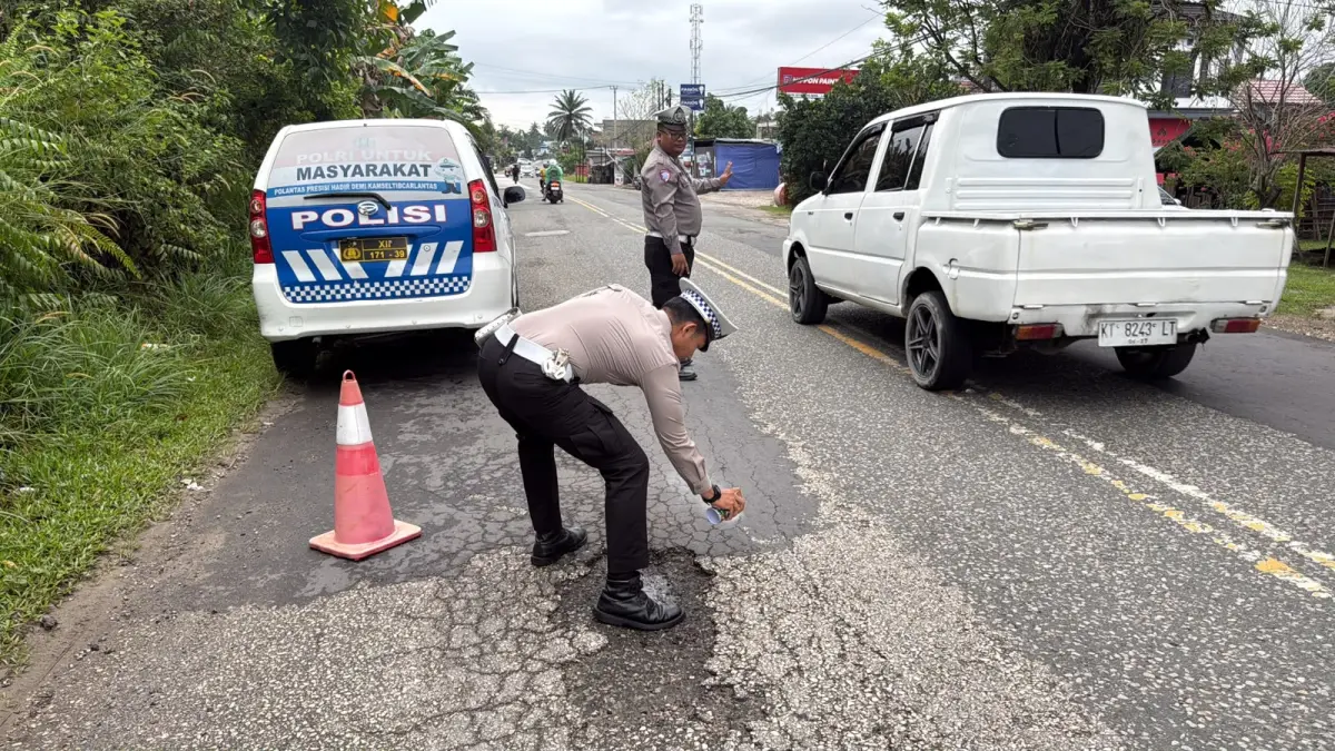 Satlantas Polres PPU Beri Tanda Jalan Berlubang di Jalur Poros, Antisipasi Kecelakaan Pengendara Motor