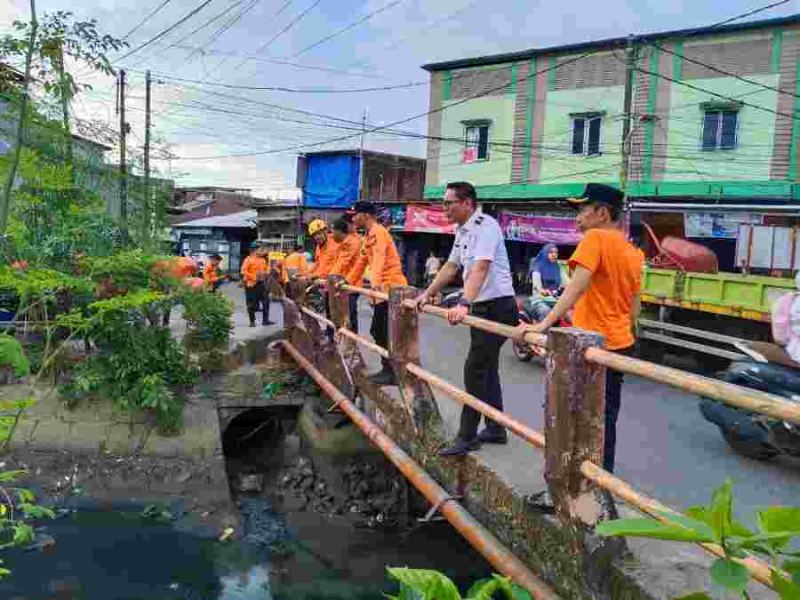 Respons Aduan Warga Soal Bau Tak Sedap, BPBD Makassar Terjunkan Tim Bersihkan Tumpukan Sampah di Kanal Bara-Baraya Timur
