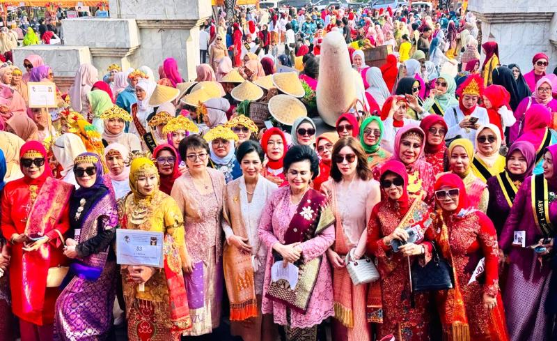 Parade Kebaya Songket di Palembang Pecahkan Rekor MURI, 1.000 Perempuan Meriahkan CFD