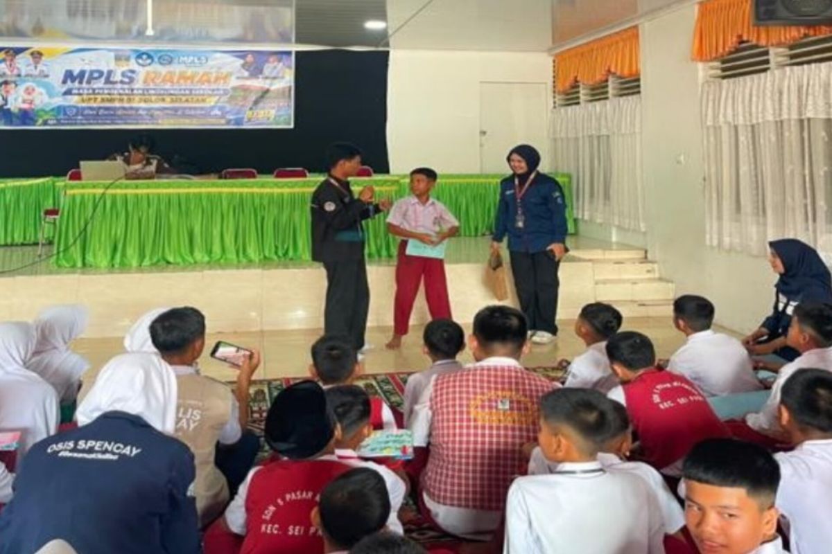 Mahasiswa KKN UNP di Solok Selatan Sosialisasikan PP TUNAS ke Pelajar SMPN 1 tentang Keamanan Digital