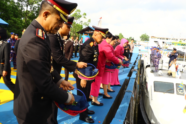 Polda Kaltim Gelar Tabur Bunga di Perairan Balikpapan Jelang Hari Bhayangkara ke-80, Wakapolda Pimpin Langsung Upacara