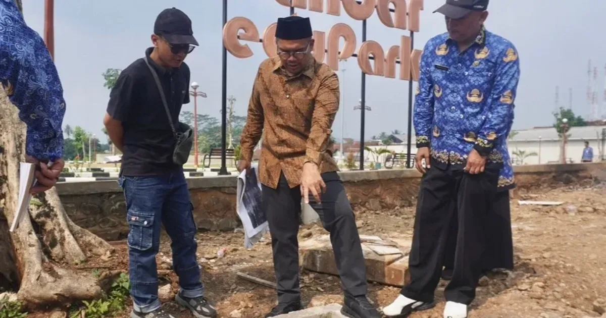 Bupati Batang Faiz Kurniawan Sidak Penataan Alun-alun Bandar, Trotoar dan Foodcourt Jadi Prioritas Baru