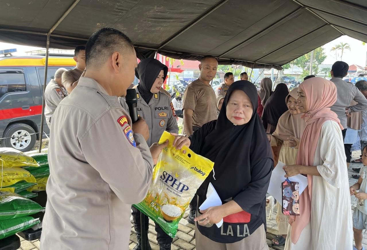 Hasil Sisihkan Rp2.000 Per Hari, Polresta Bengkulu Bagikan 1.500 Karung Beras ke Warga di Hari Bhayangkara