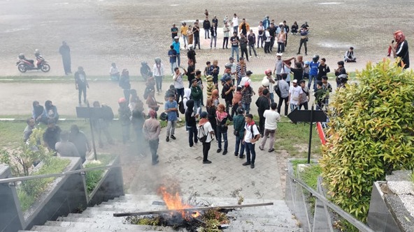 Mahasiswa Pulau Buru Kepung Kantor Gubernur Maluku, Bakar Ban Desak Kepastian Tambang Gunung Botak