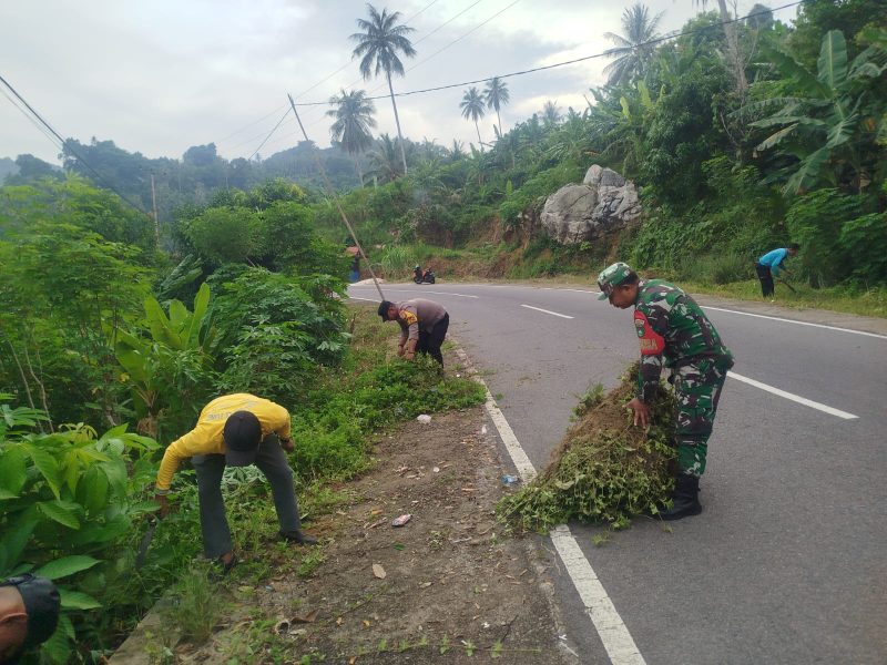 Babinsa Koramil 04/Letung Ajak Warga Desa Batu Berapit Gotong Royong Jumat Bersih, Imbau Nelayan Waspada Cuaca Ekstrem