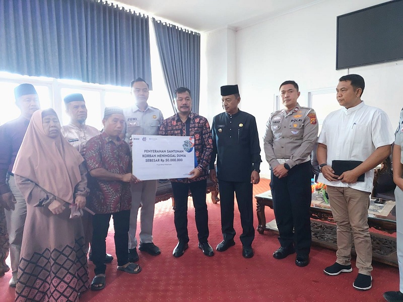 Jasa Raharja Muara Bungo Kucurkan Santunan Lakajol di Kerinci, Bupati Serahkan Langsung ke Keluarga Korban